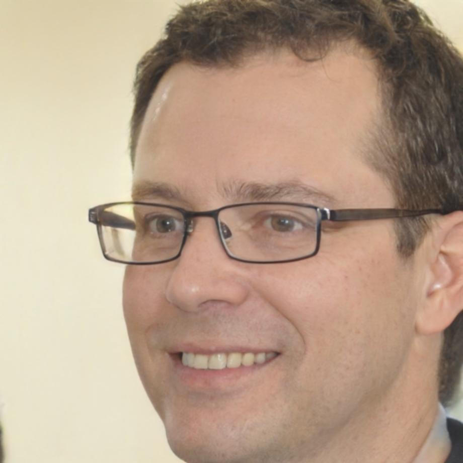 Consultor financiero explicando conceptos de inversión