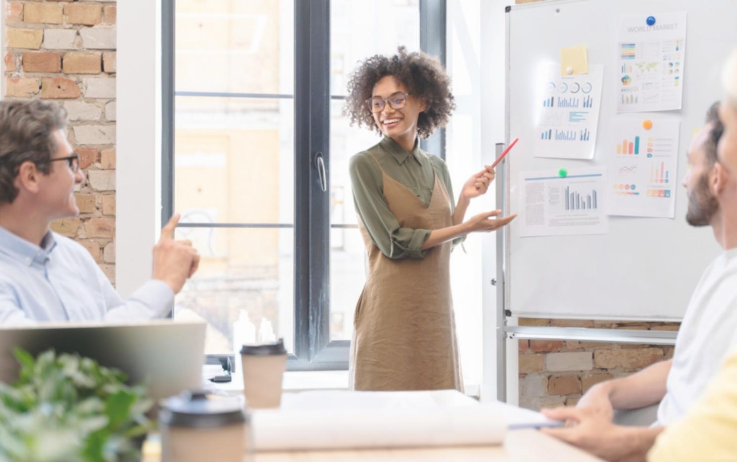 Estudiantes trabajando con herramientas financieras digitales