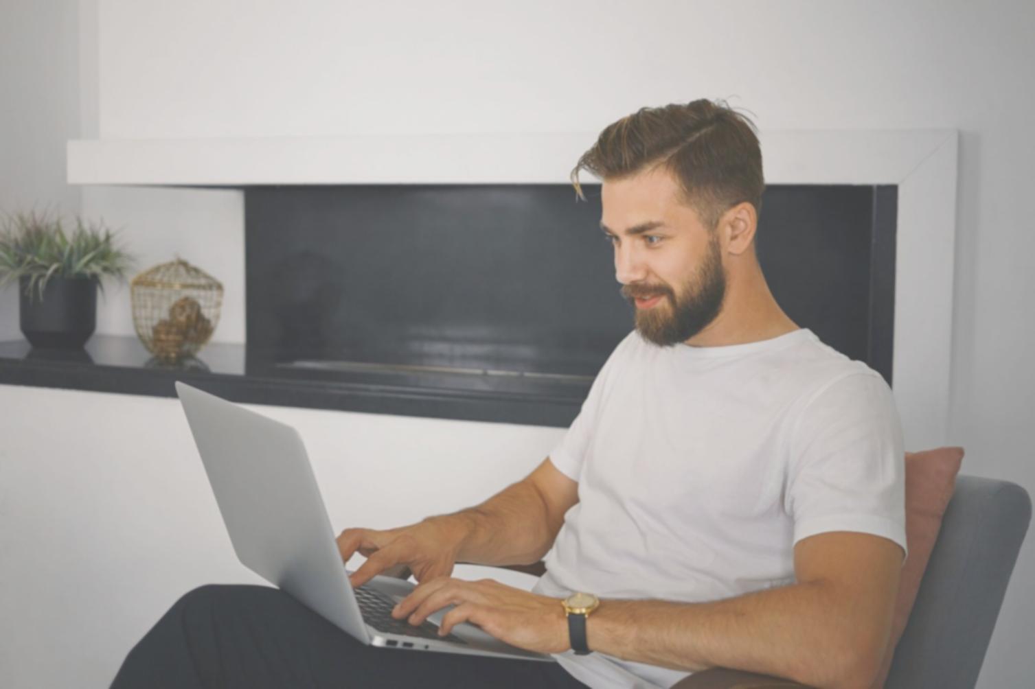 Sesión de planificación financiera con gráficos y documentos