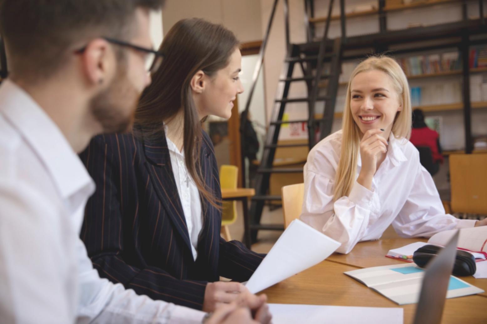 Equipo empresarial revisando análisis financieros